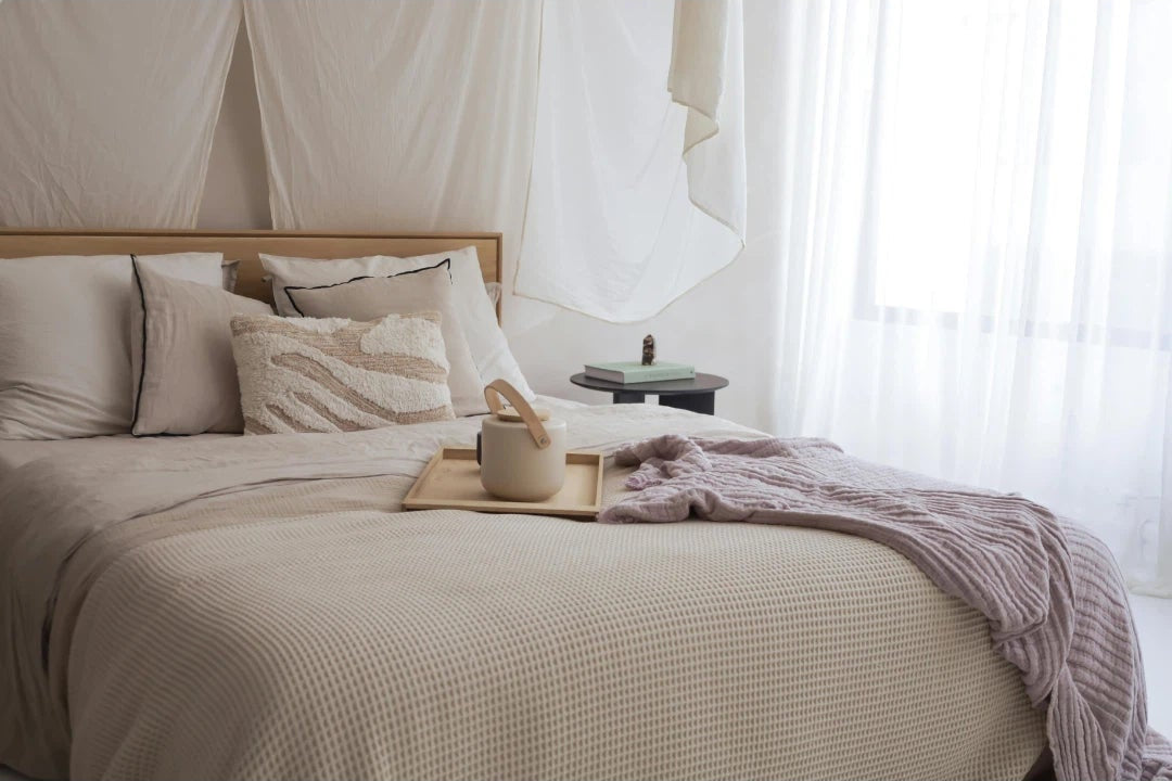 Chambre cocooning lumineuse avec linge de lit en lin crème, voilage transparent et plateau bois — Velmi