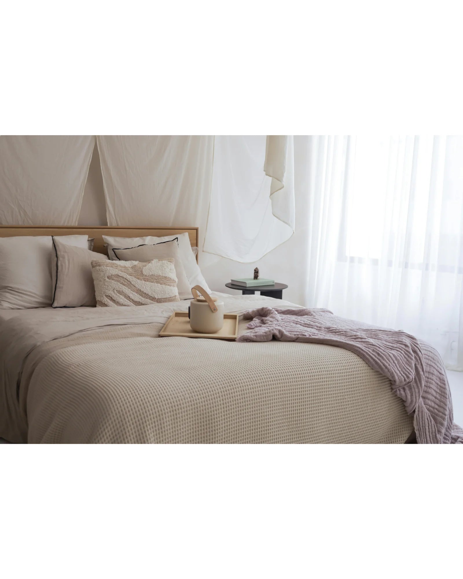 Chambre cocooning lumineuse avec linge de lit en lin crème, voilage transparent et plateau bois — Velmi
